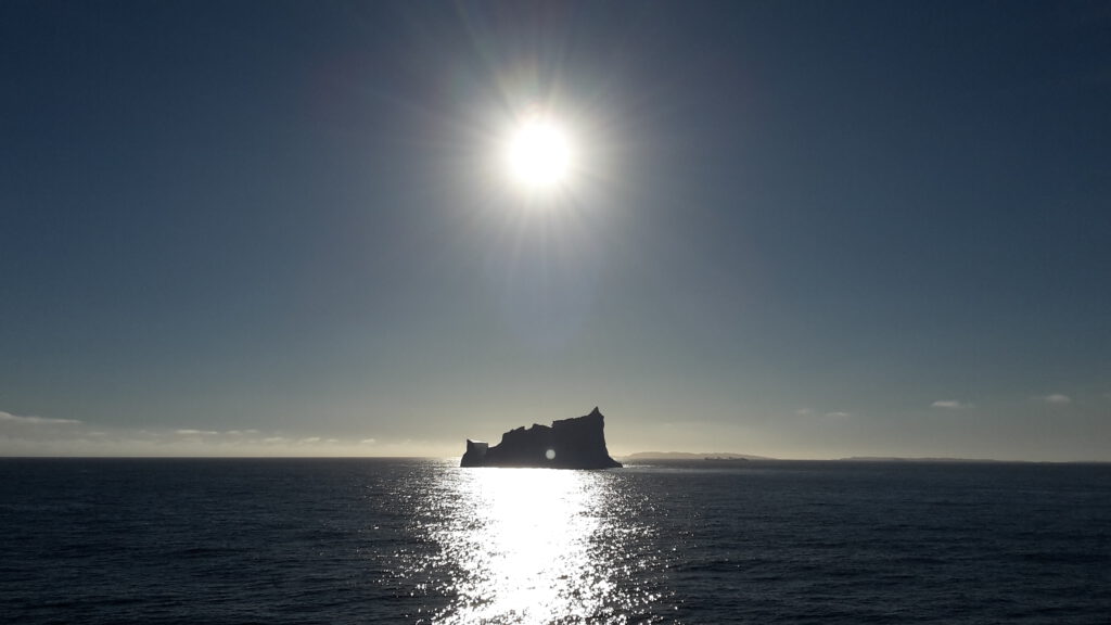 Mittagssonne und Eisberg