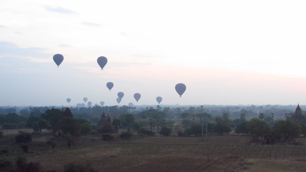 Ballons über Bagan