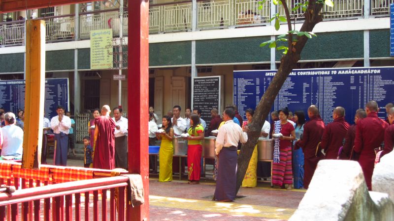 Speisung Mahagandhayon Monastry