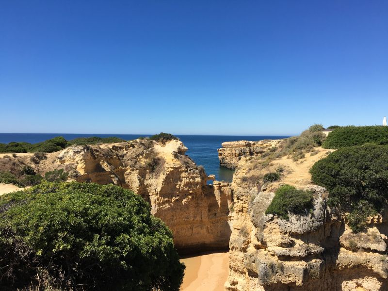 abenteuervoraus Einsame Bucht an den Felsen