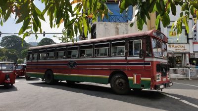 Kandy Stadtansicht, Busfahren auf Sri Lanka